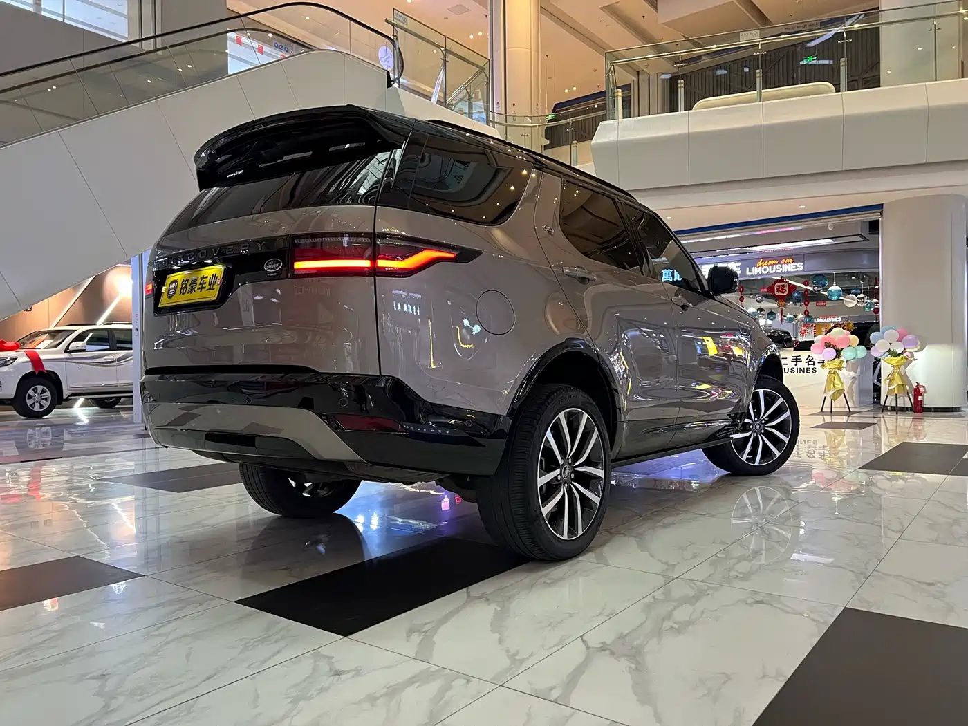 Land Rover Discovery 2023 360PS R-Dynamic SE фото 7