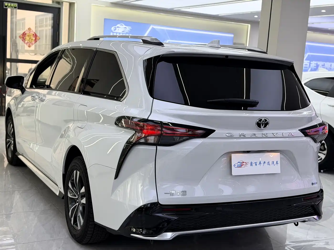 Toyota Granvia 2024 2.5L Hybrid Luxury фото 9
