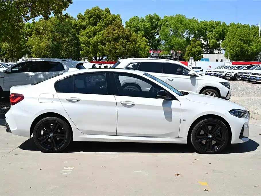 BMW 1 Series 2023 125i M Sport Shadow Edition фото 8