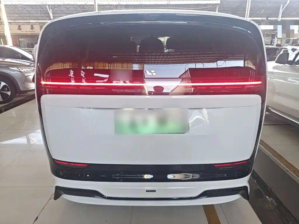 Фото 6 - Li Auto MEGA