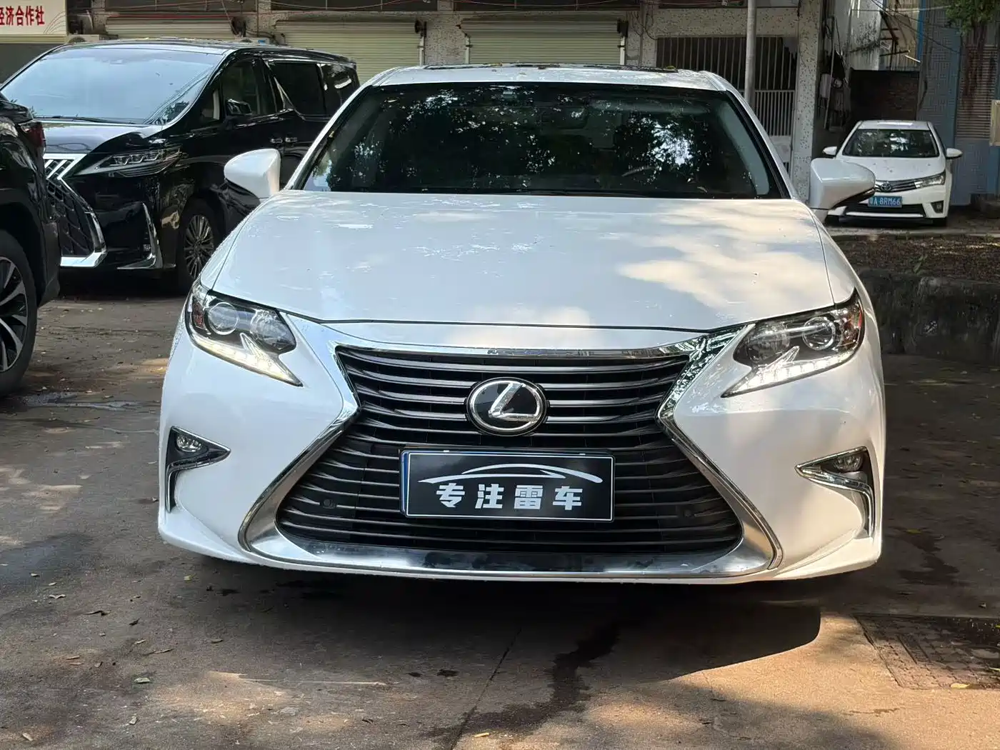 Фото 2 - Lexus ES