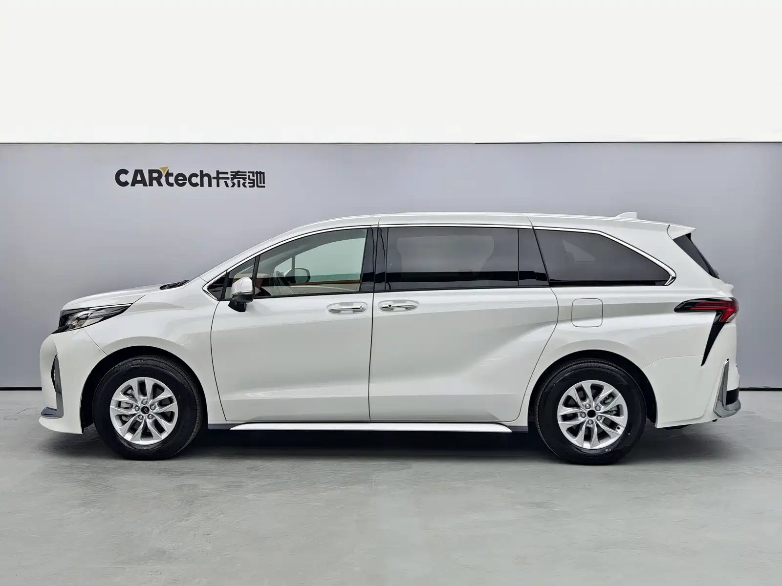 Фото 3 - Toyota Granvia