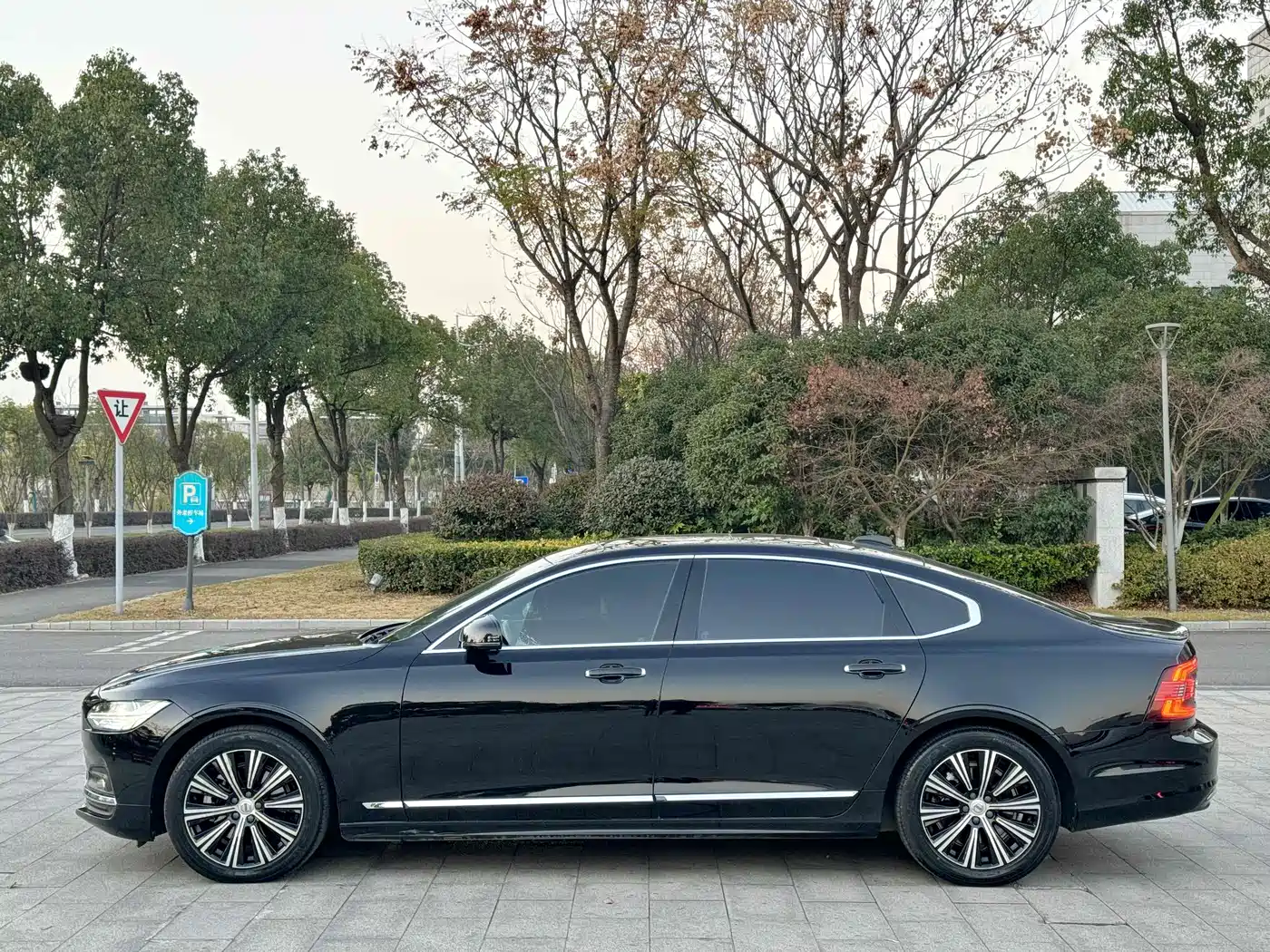 VOLVO S90
