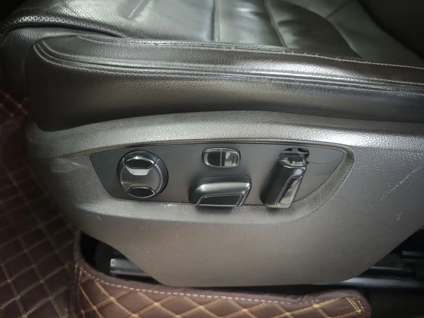 Volkswagen Touareg 2011 3.0TSI Premium фото 16