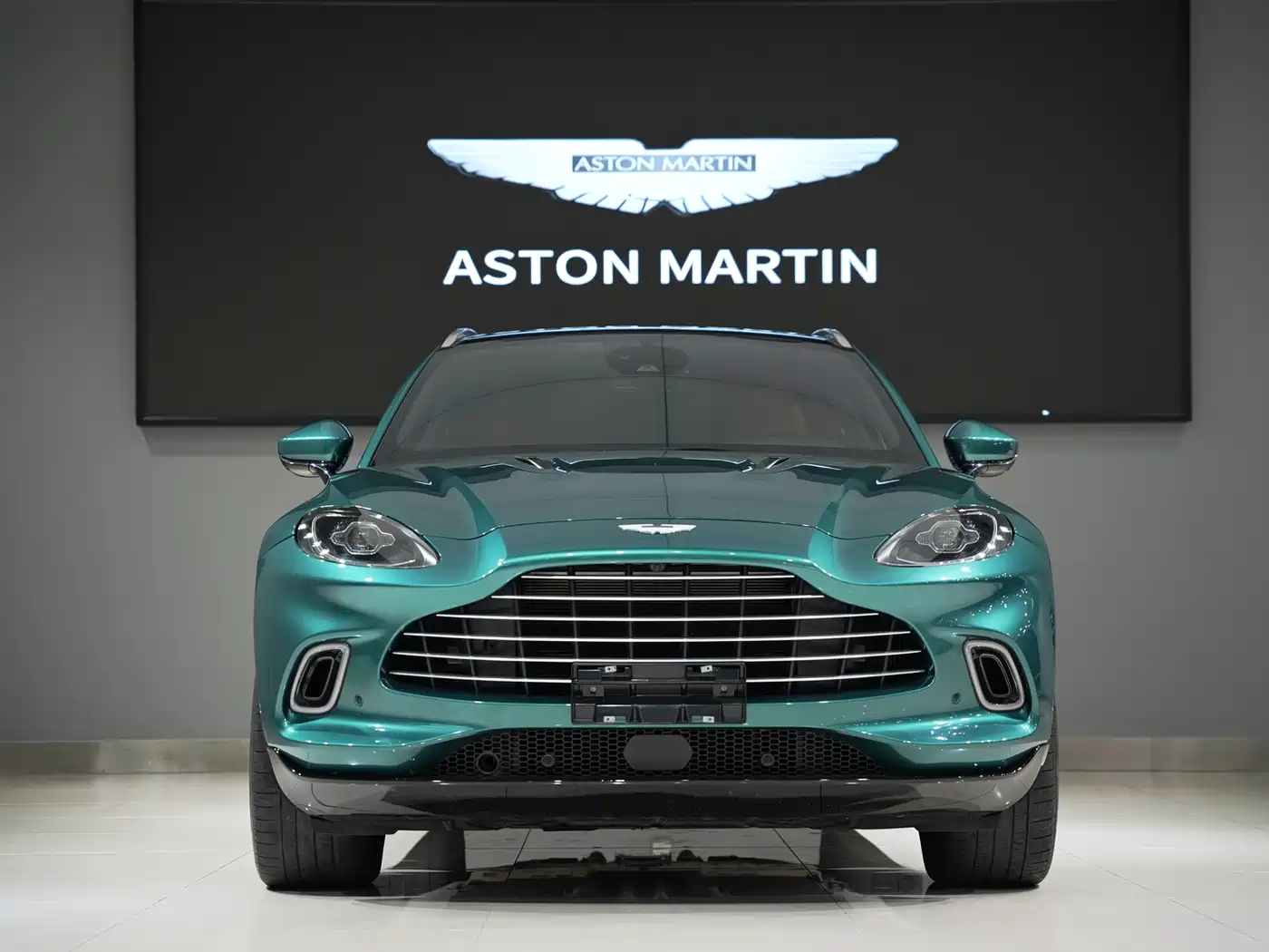 ASTON MARTIN DBX