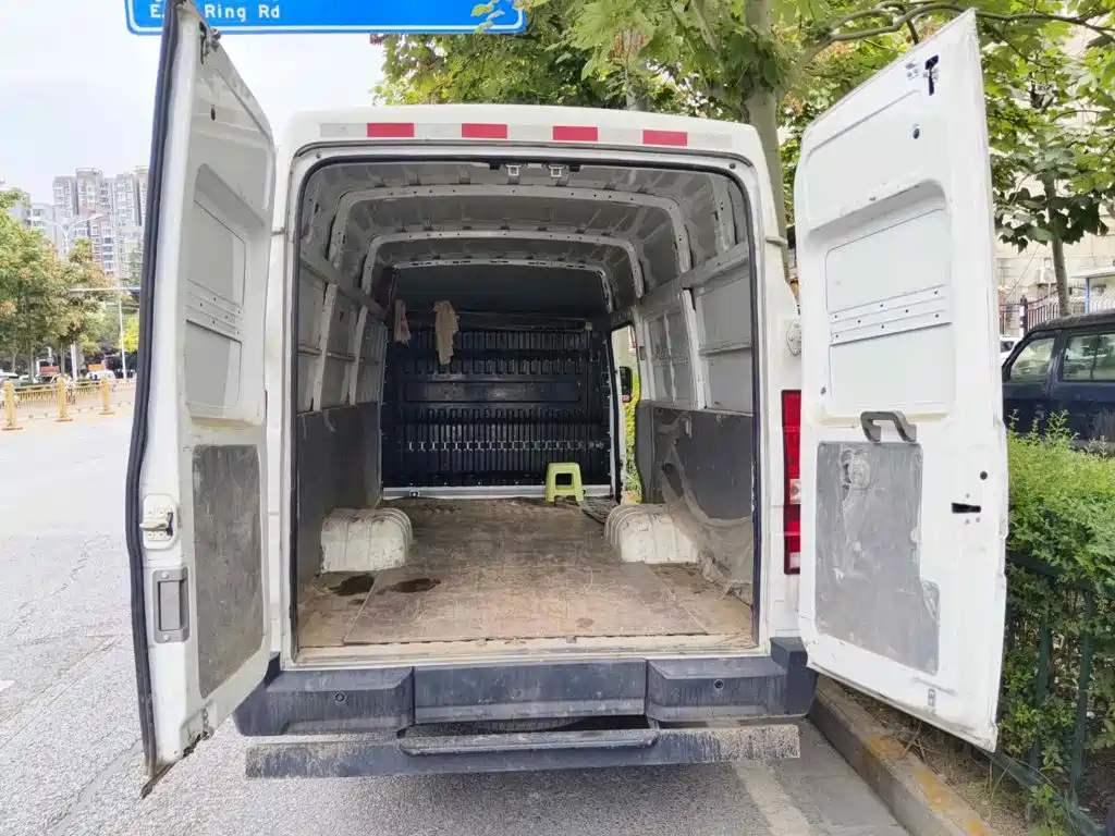 Iveco Daily 2026 2025 Model V40 Van 2.5T Manual Medium Wheelbase Medium Roof Dual Tires