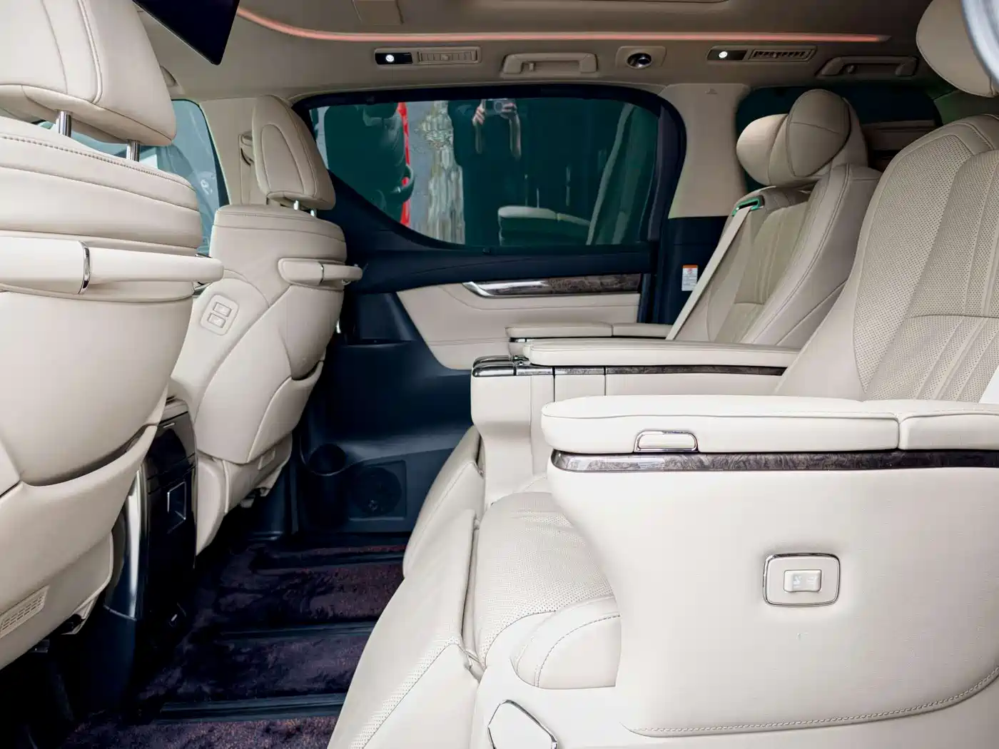 Toyota Vellfire 2020 Twin Engine 2.5L HV Premium Edition фото 12