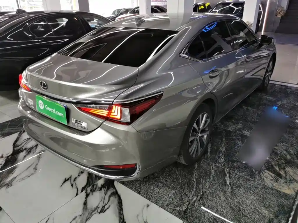 Фото 7 - Lexus ES