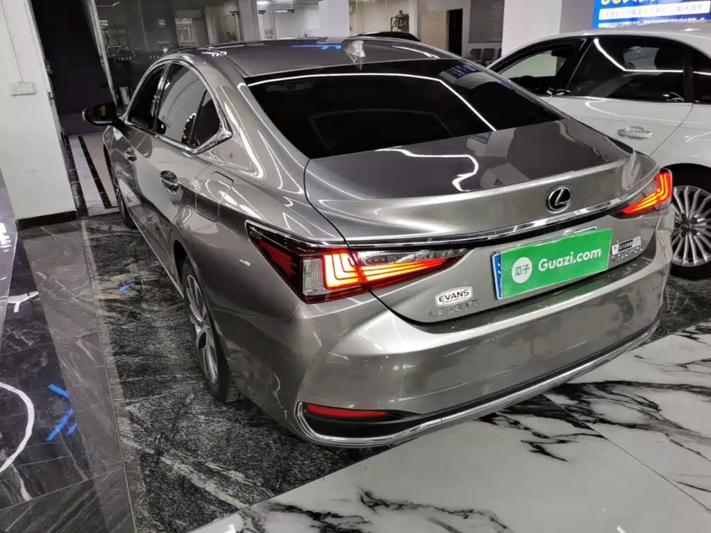 Фото 5 - Lexus ES