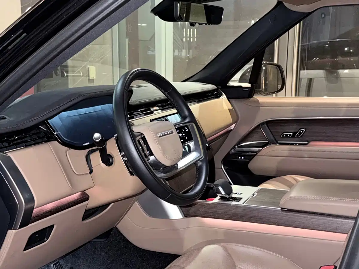 Land Rover Range Rover 2024 3.0 L6 400PS Golden Age Extended 7-Seater фото 6