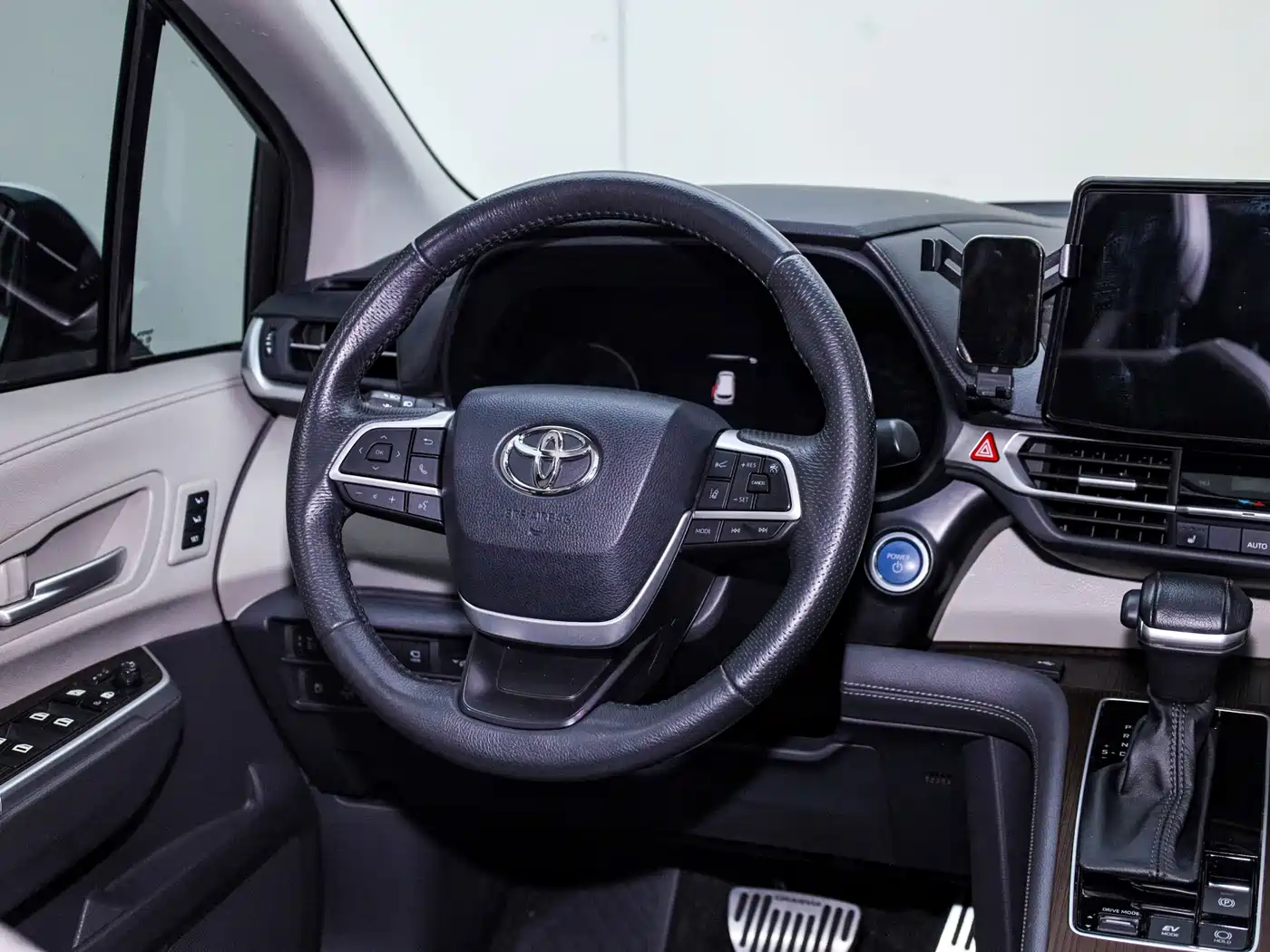 Toyota Granvia 2022 2.5L Hybrid Premium Edition фото 18