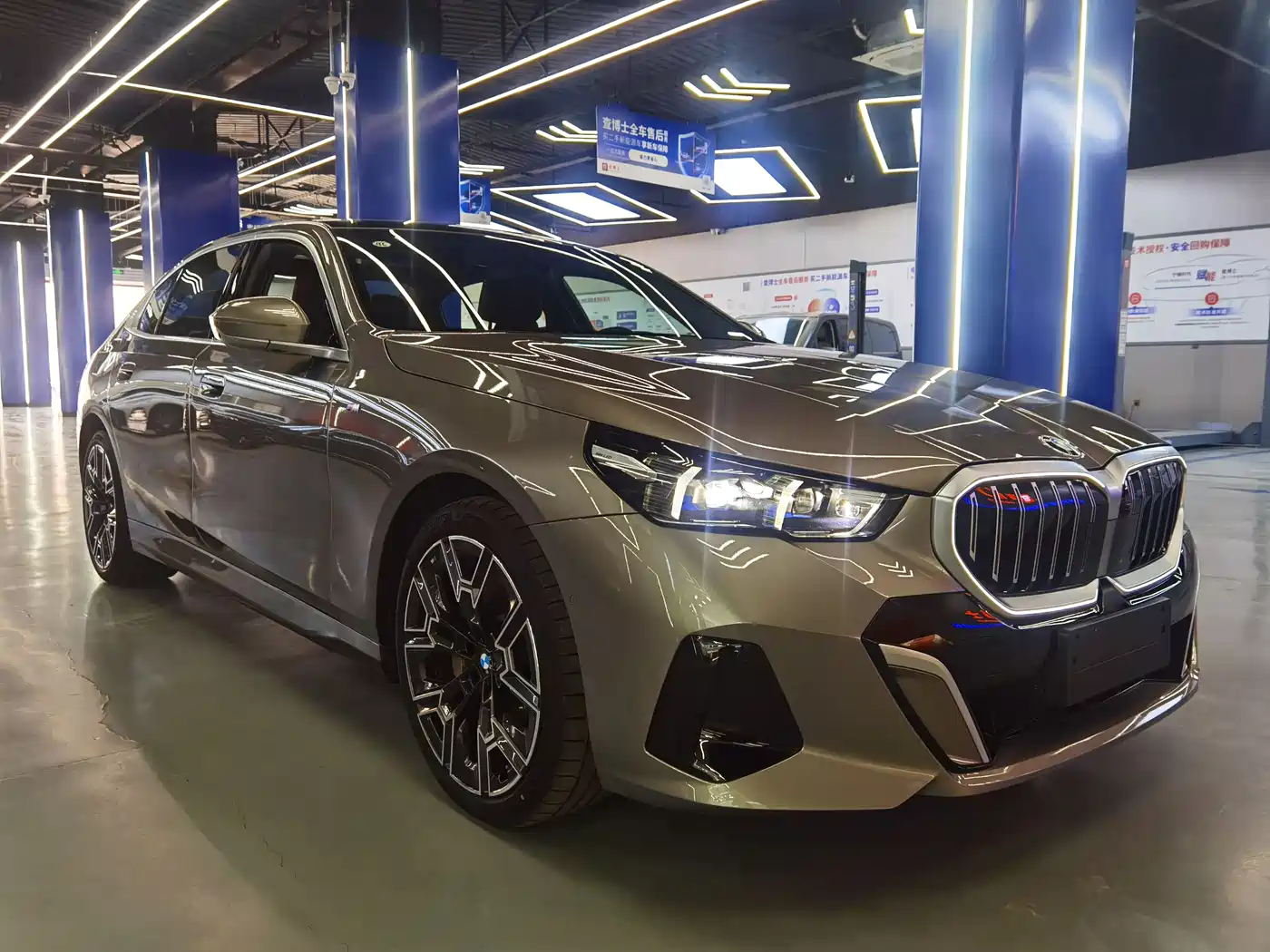 BMW 5 Series 2025 530Li Premium M Sport Package фото 3