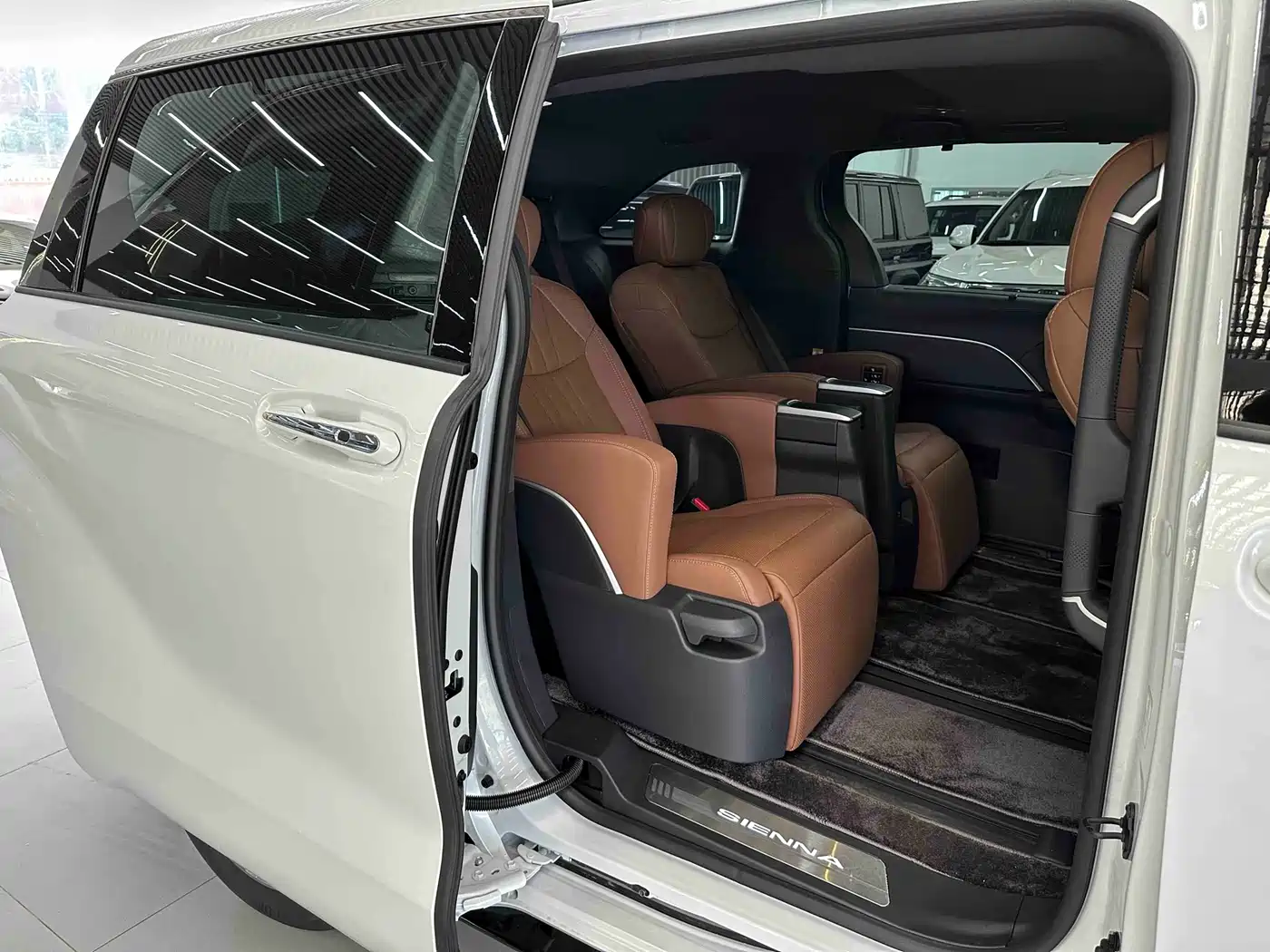 Toyota Sienna 2026 2.5L Hybrid FWD Exclusive Premium Edition фото 12