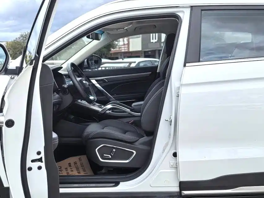Photo 5 - Geely Atlas