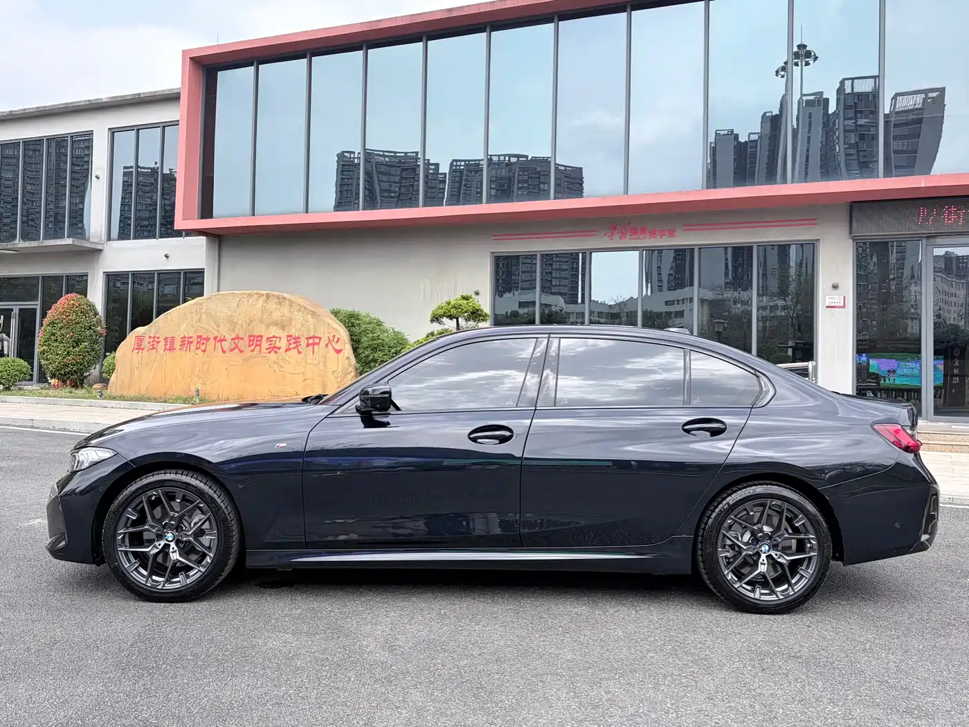 BMW 3 Series 2025 330Li M Sport Night Edition фото 6