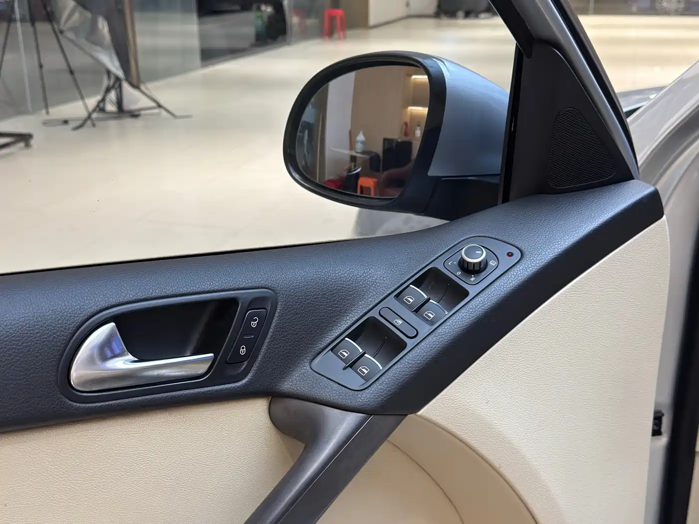 Volkswagen Tiguan 2010 2.0TSI Automatic 4WD Elite фото 4