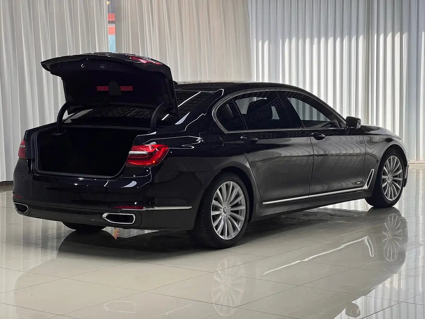 BMW 7 Series 2016 740Li Leading Edition фото 7
