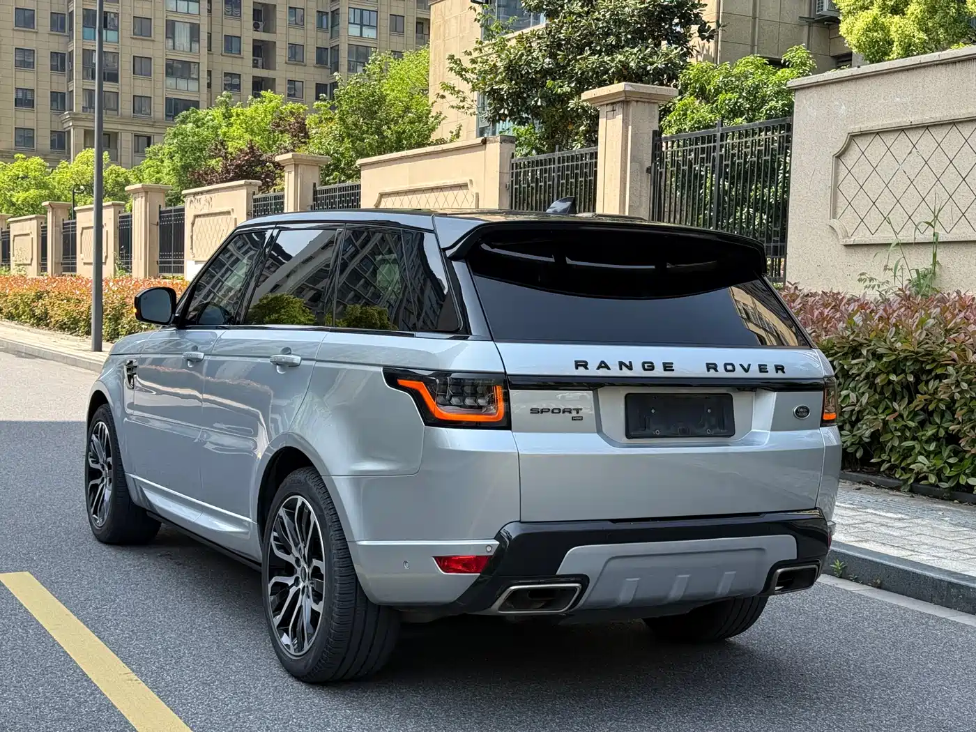 Land Rover Range Rover Sport 2021 3.0 L6 Gloss Black Edition фото 8