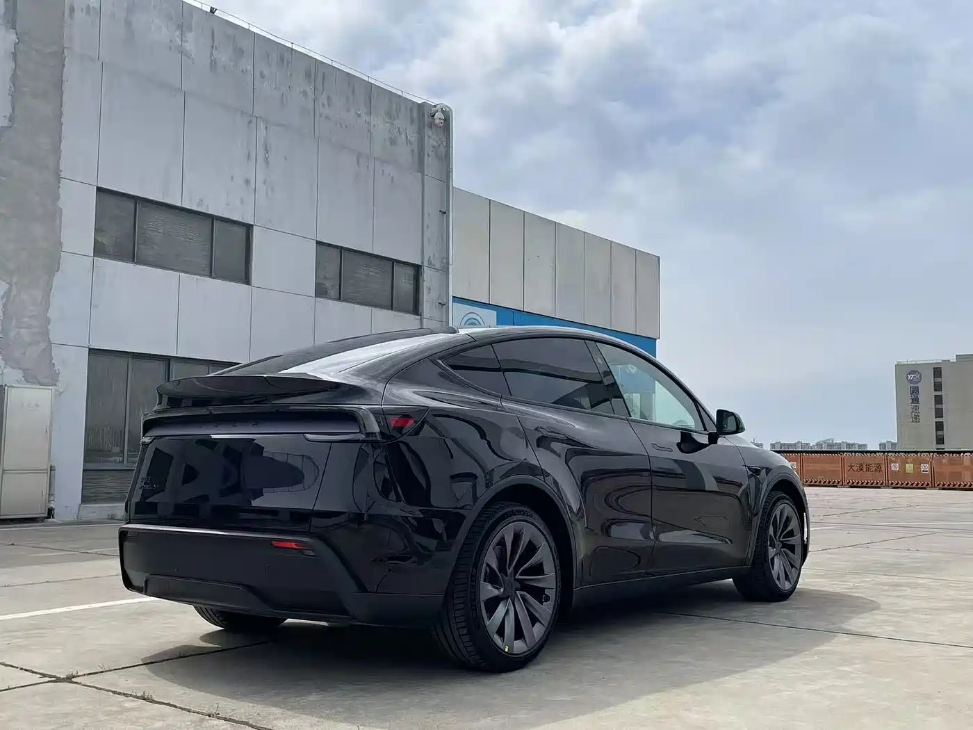 Tesla Model Y 2026 Long Range All-Wheel Drive фото 9