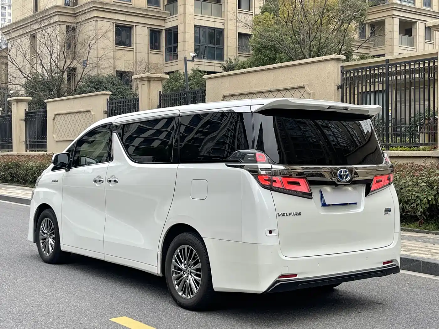 Toyota Vellfire 2019 Hybrid 2.5L HV Premium Edition фото 5
