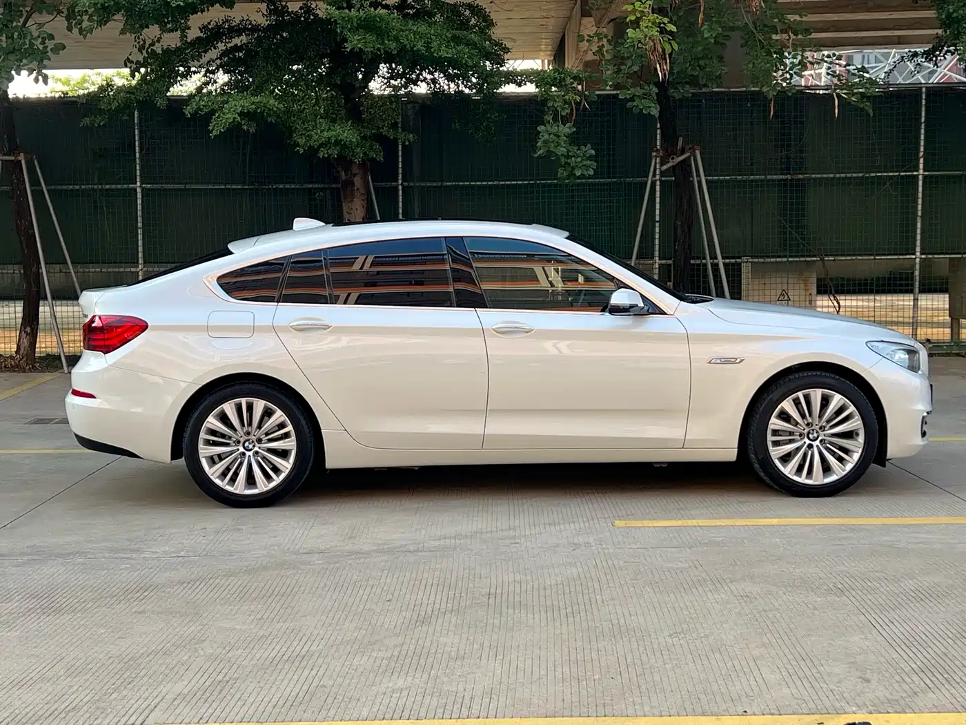 BMW 5 Series GT 2015 528i Luxury фото 2
