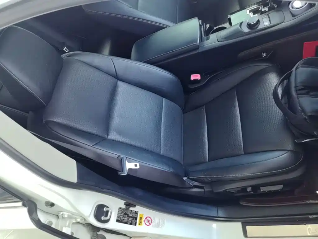 Фото 25 - Lexus ES