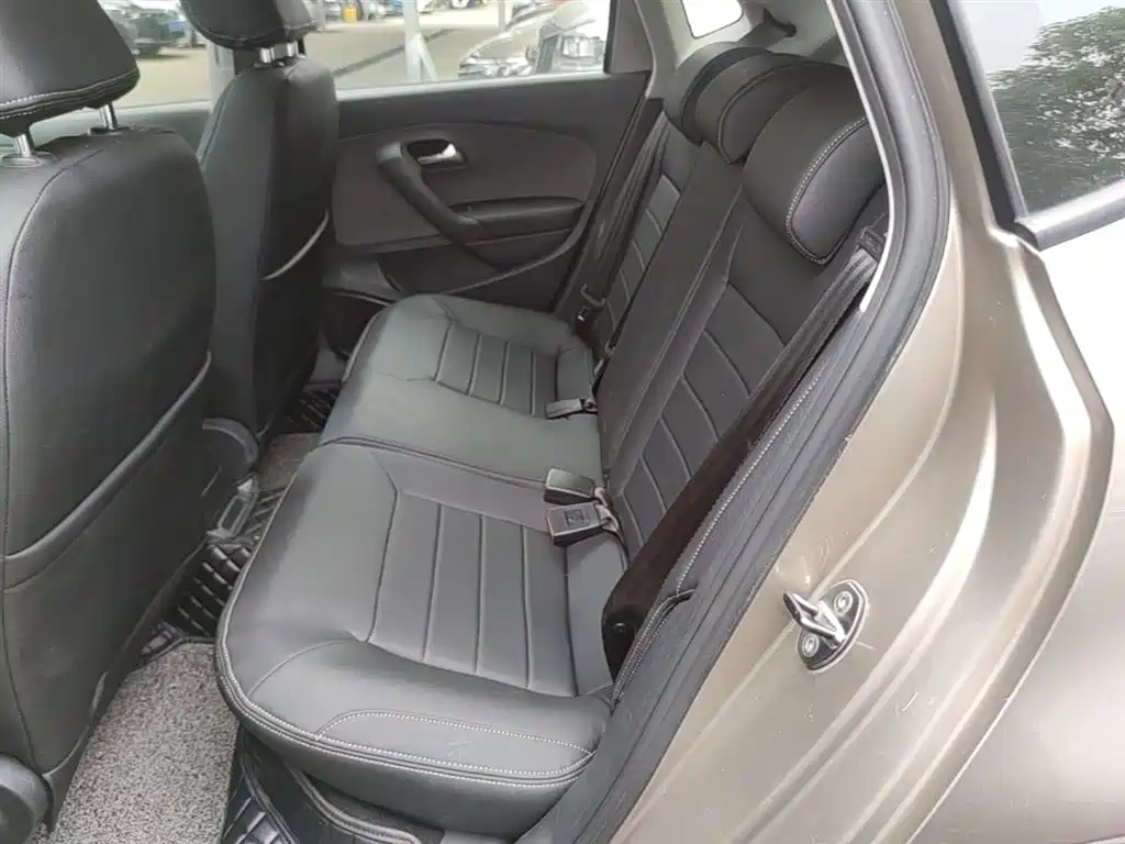 Volkswagen Polo 2014 1.6L Cross Polo Automatic фото 17