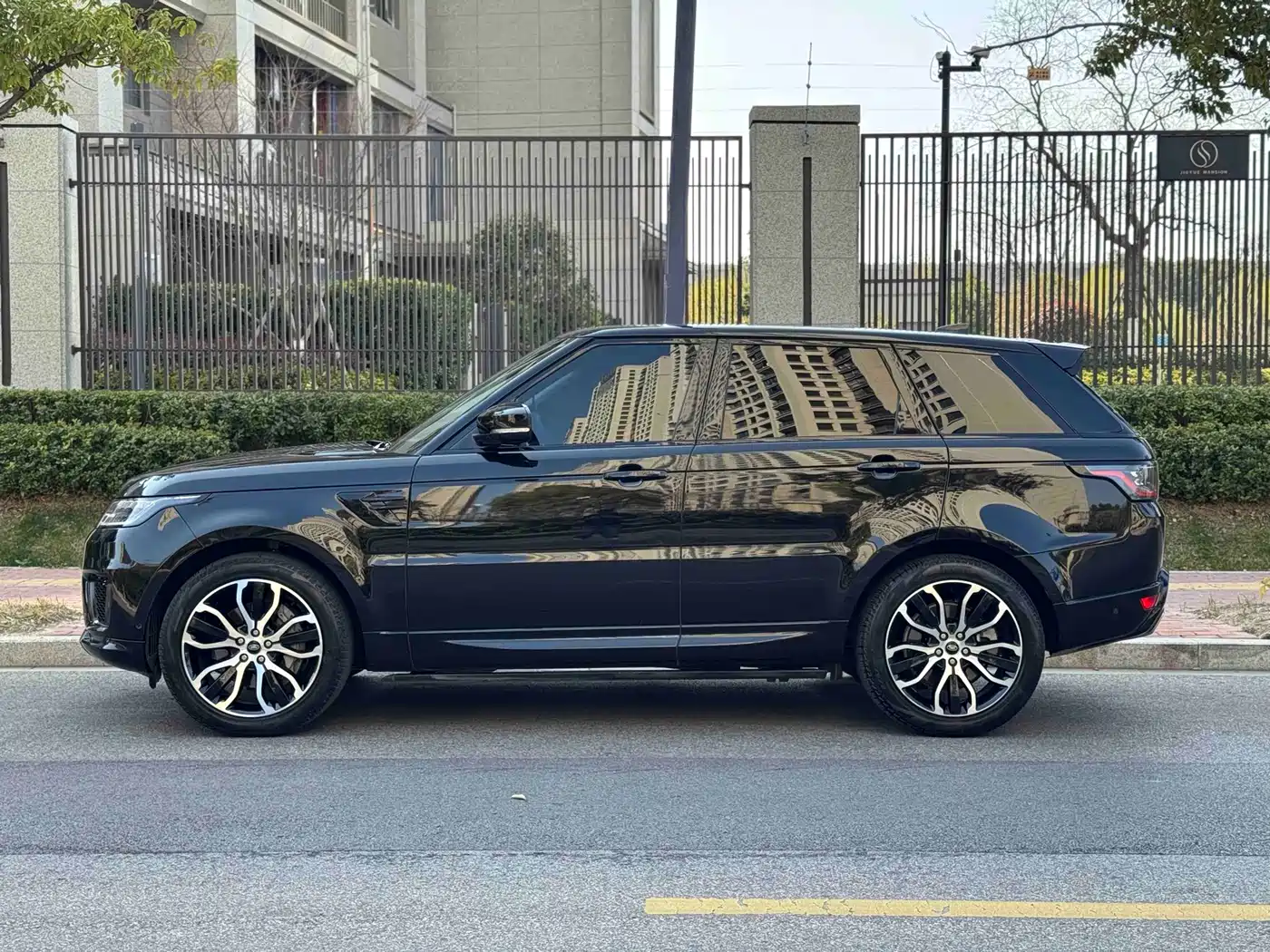 Land Rover Range Rover Sport 2021 3.0 L6 Gloss Black Edition фото 11