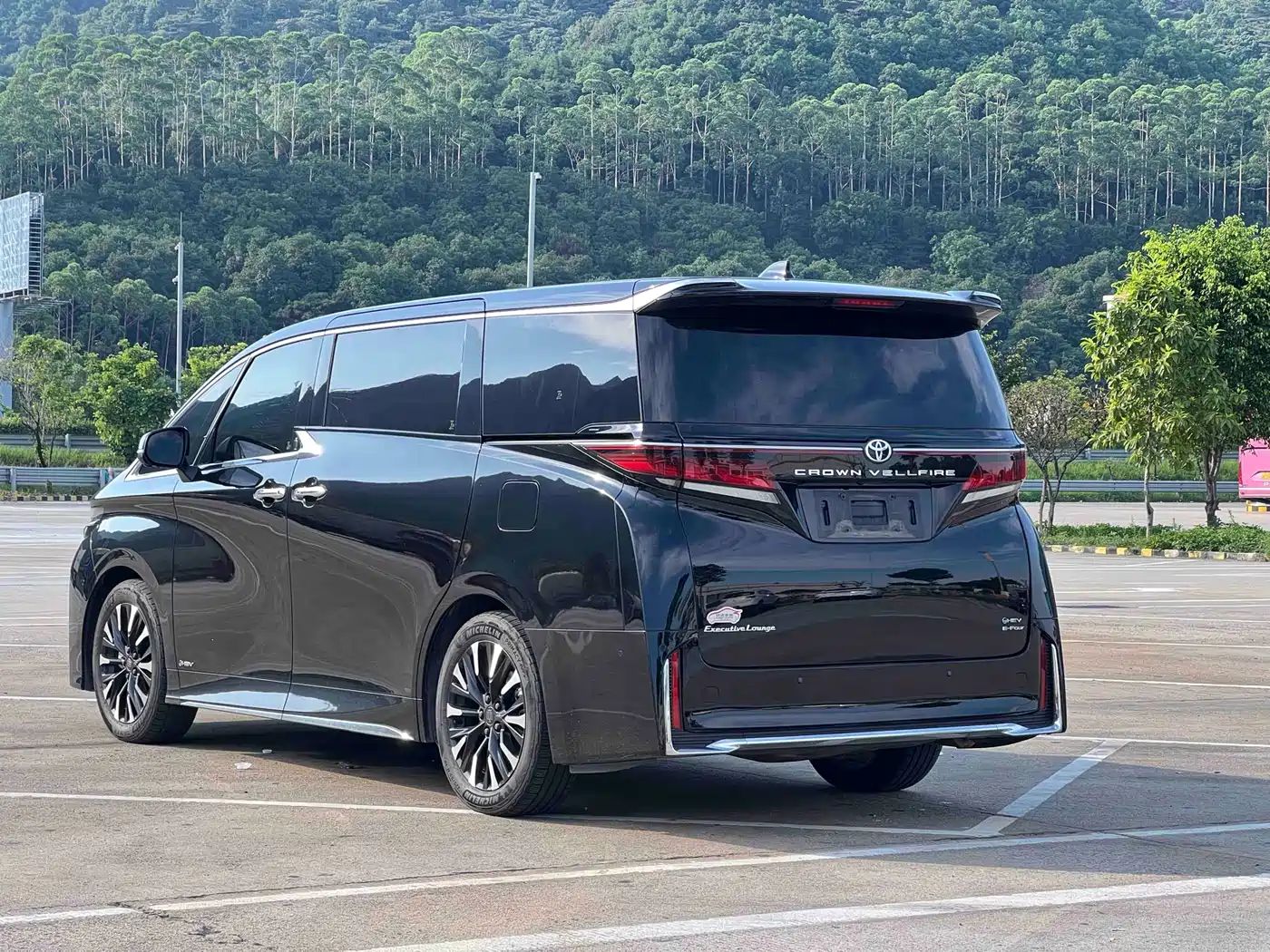 Toyota Vellfire 2024 Crown Hybrid 2.5L Executive Premium Edition фото 8