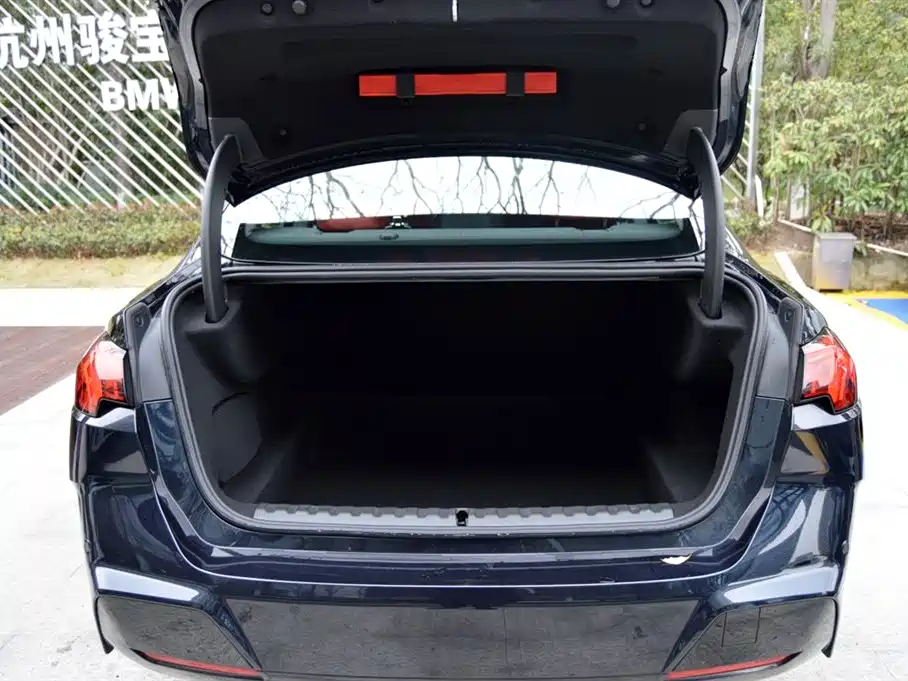 BMW 2 Series 2025 225L M Sport Package фото 8