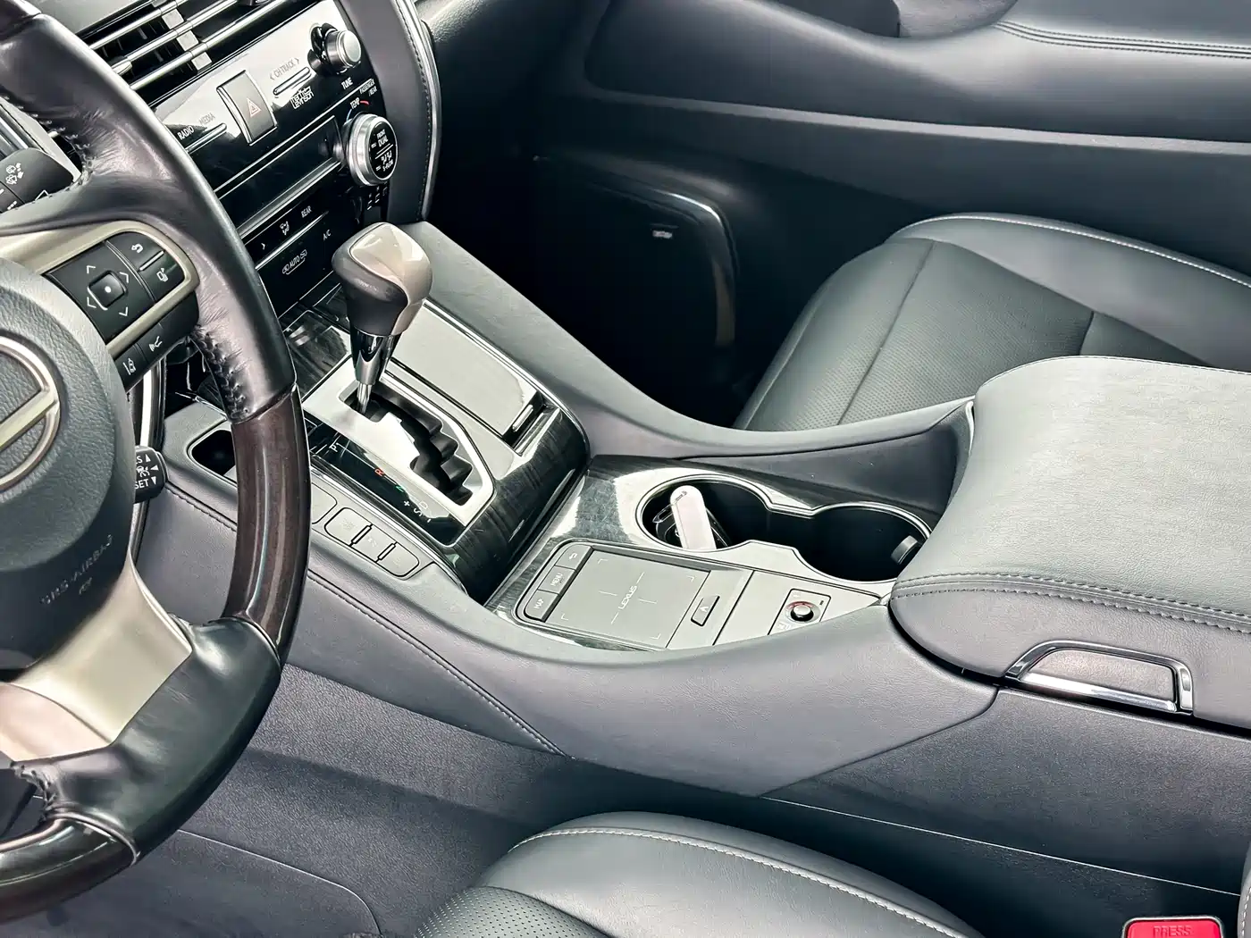 Lexus LM 2020 300h Seven-Seater Elegance Edition фото 6