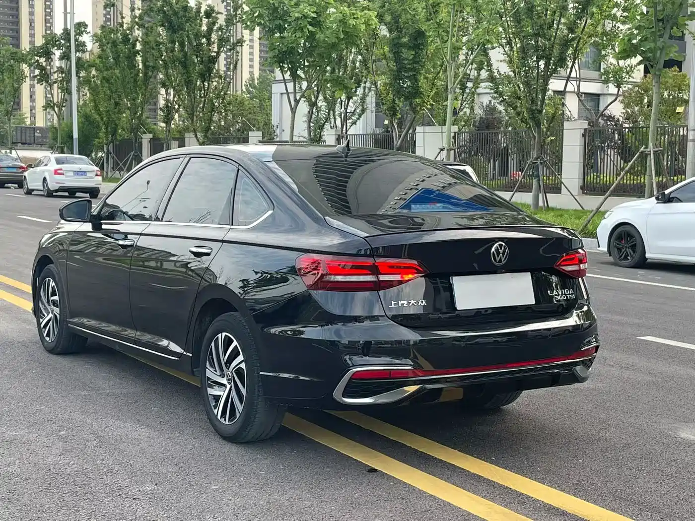 Volkswagen Lavida 2023 Model 300TSI DSG Starlight Leading Edition фото 9