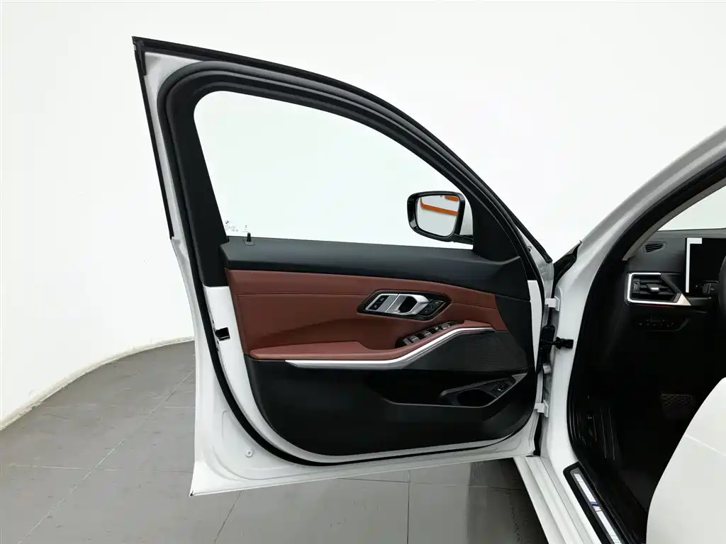 BMW 3 Series 2024 325Li M Sport Package фото 8