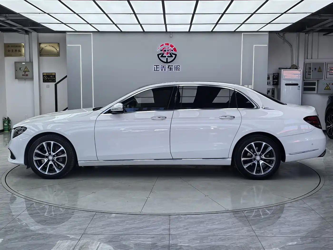 Mercedes-Benz E-Class 2016 E 300 L Fashion Type фото 4