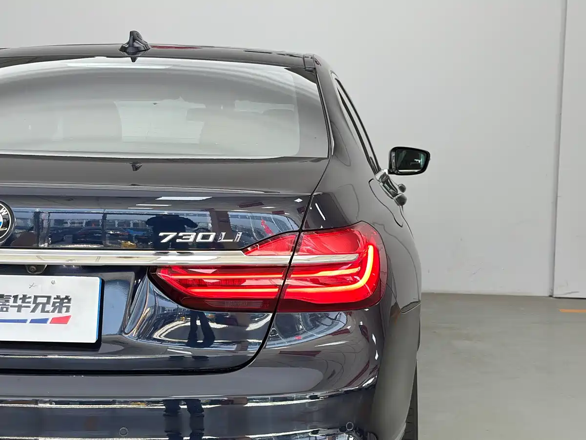 BMW 7 Series 2016 730Li Leading фото 13