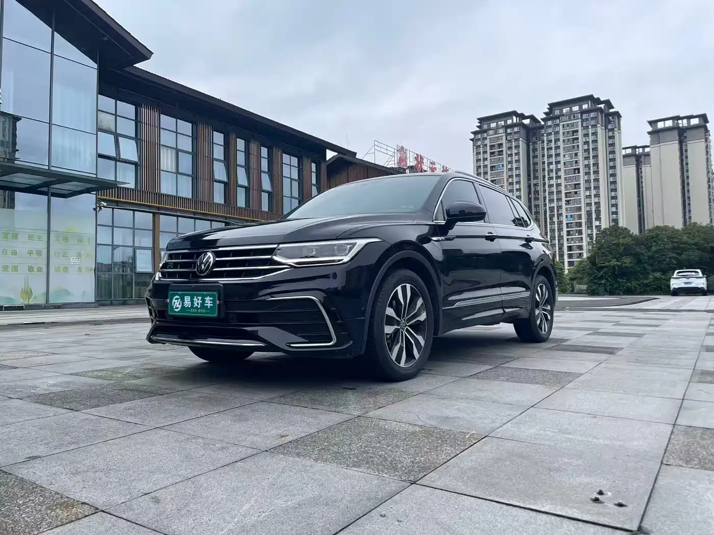 Volkswagen Tiguan L 2024 330TSI Automatic 2WD R-Line Premium Enjoyment Edition фото 3