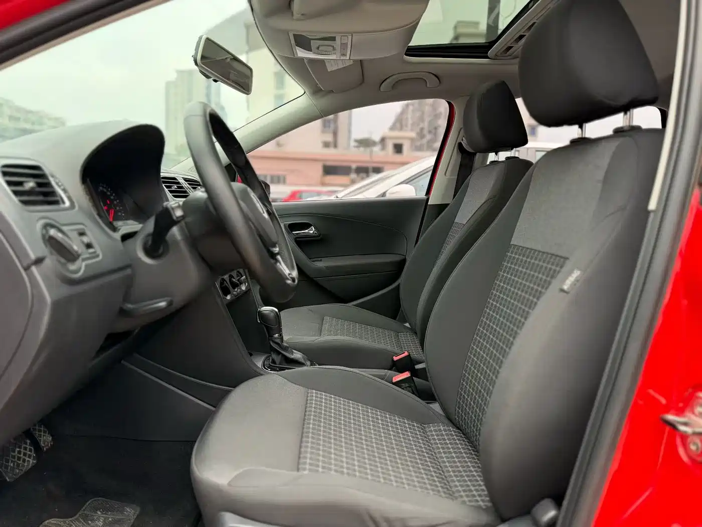 Volkswagen Polo 2016 1.6L Automatic Comfort фото 5