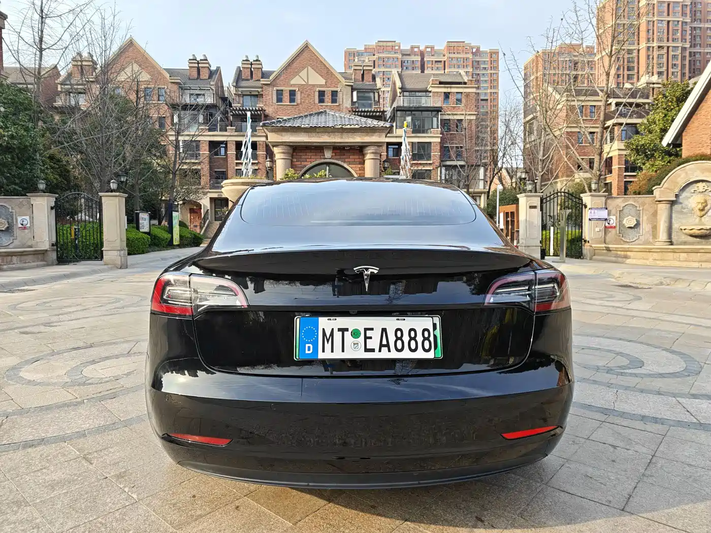 TESLA MODEL 3