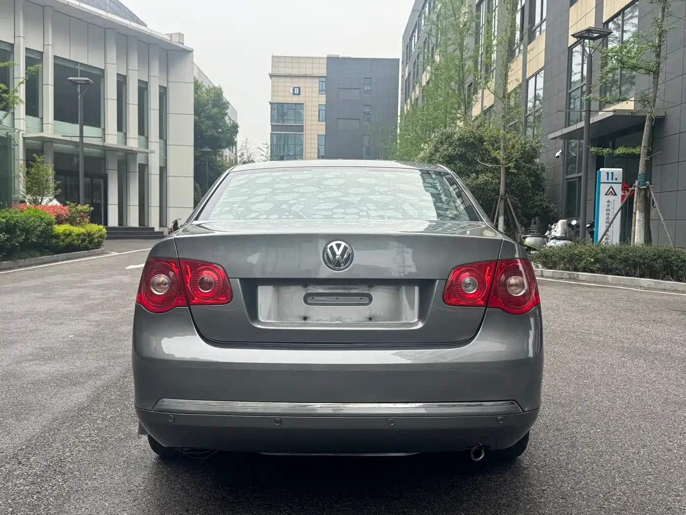 Volkswagen Sagitar 2011 1.6L Automatic Fashion фото 5