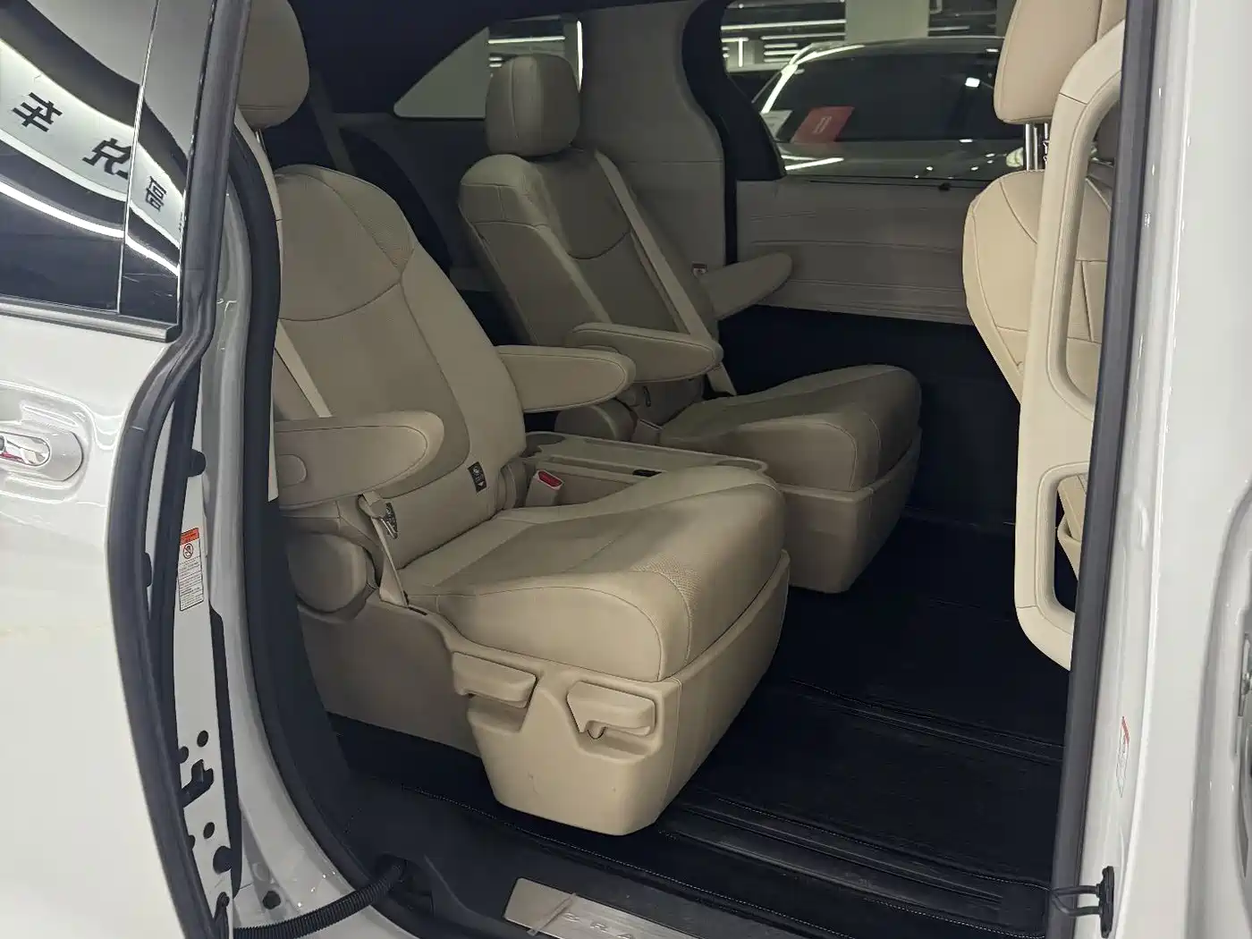 Toyota Granvia 2023 2.5L Hybrid Prestige PLUS Edition фото 16