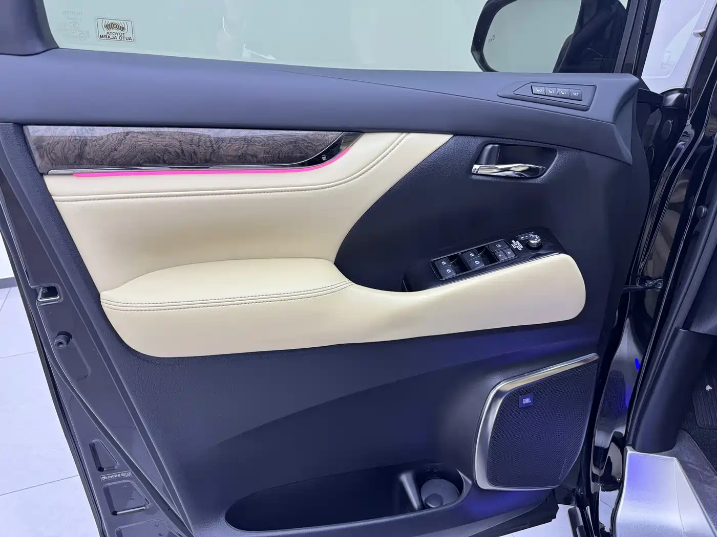 Toyota Alphard 2020 Hybrid 2.5L Premium Edition фото 6