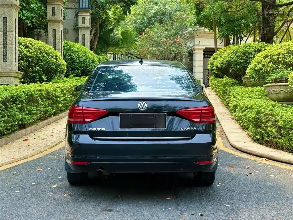 Volkswagen Lavida 2015 1.6L Automatic Comfort Edition фото 7