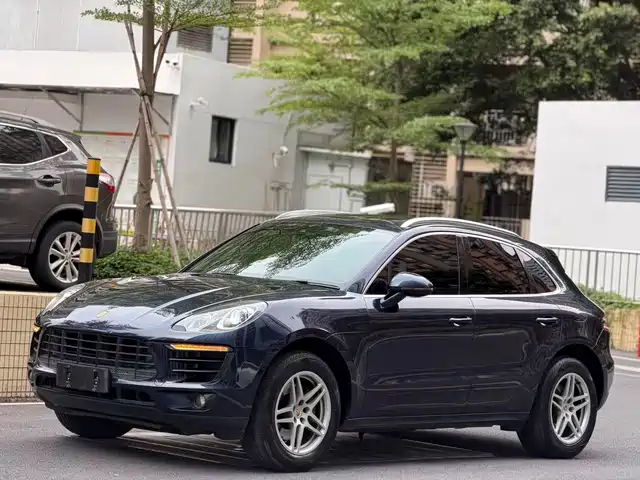 PORSCHE MACAN