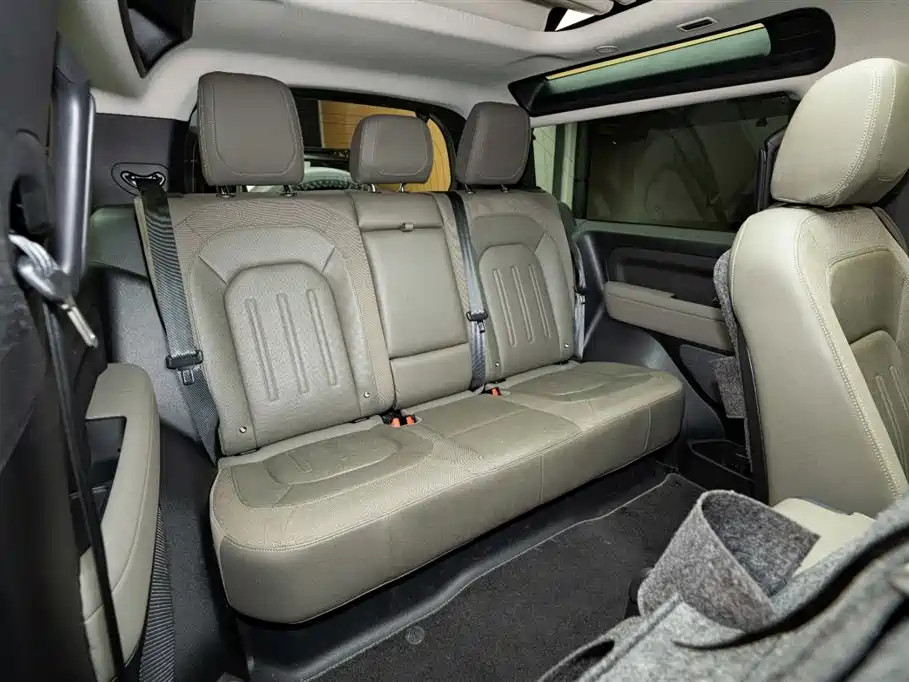 Land Rover Defender 2021 90 P400 Classic Replica Edition фото 10
