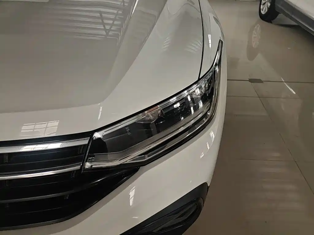 Photo 24 - Volkswagen Tiguan L