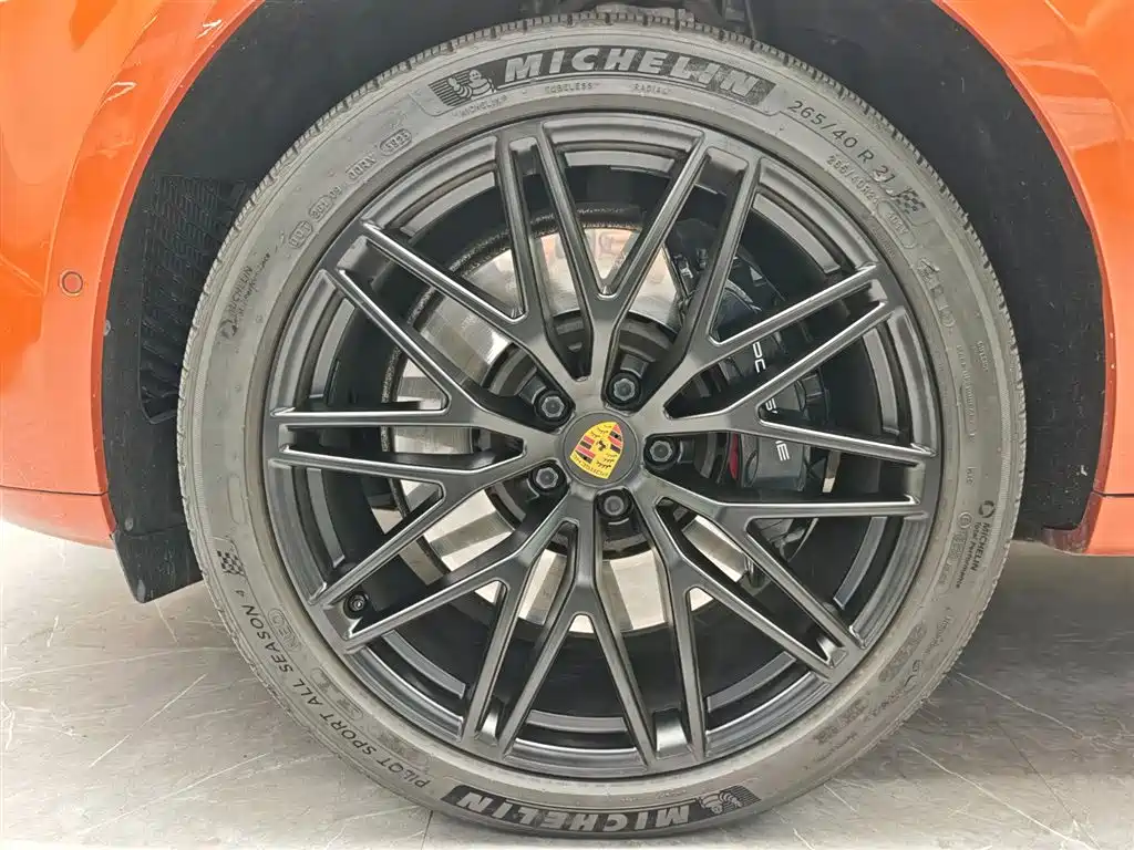 PORSCHE MACAN