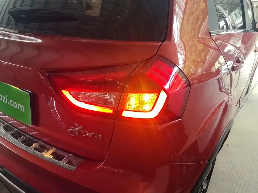 Фото 8 - Geely Vision X3