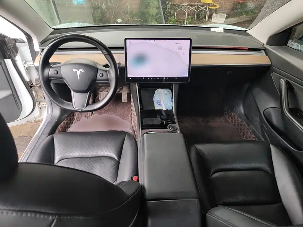 Фото 10 - Tesla Model 3