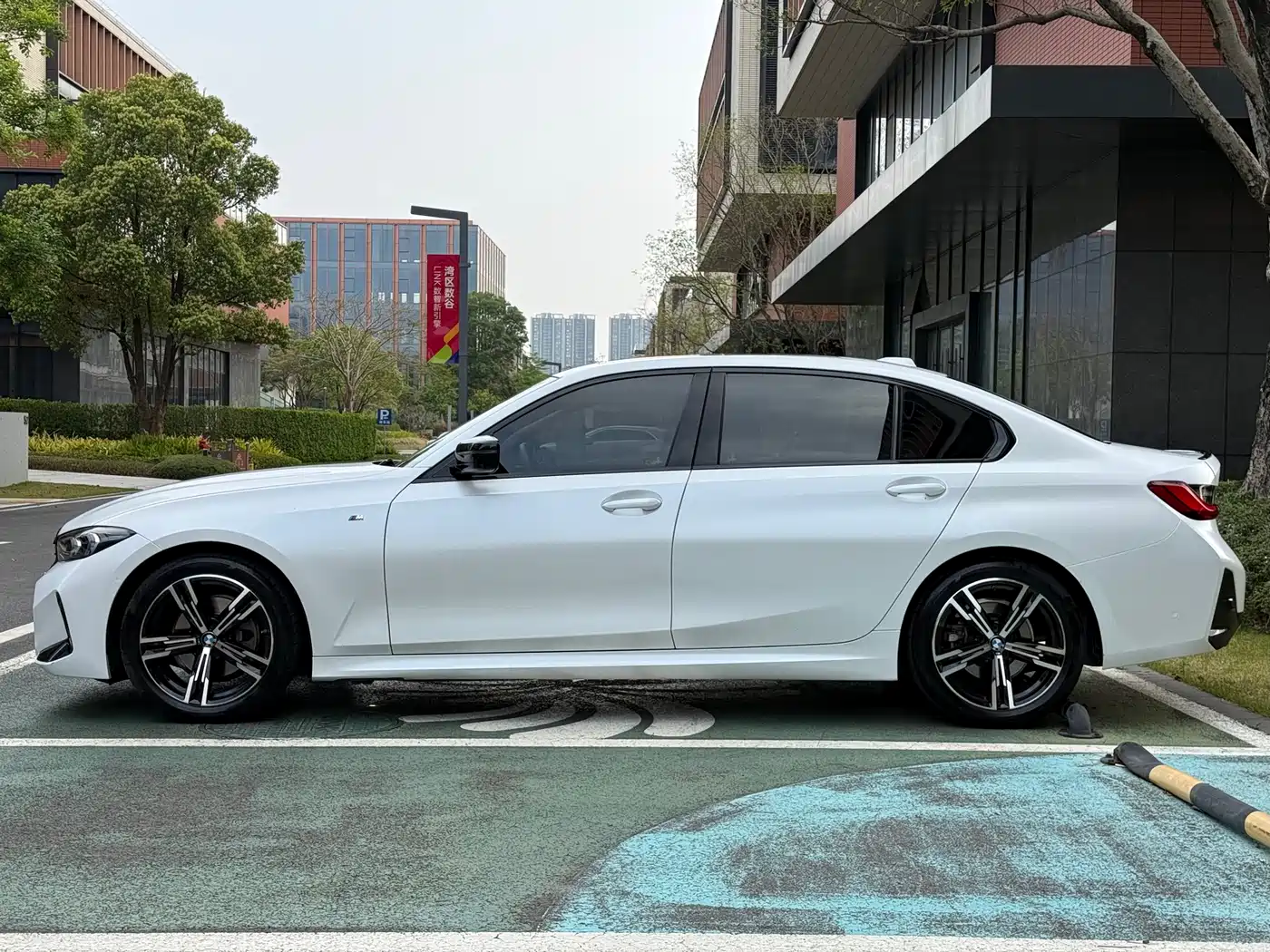 BMW 3 Series 2023 325Li M Sport Black Night Package фото 9