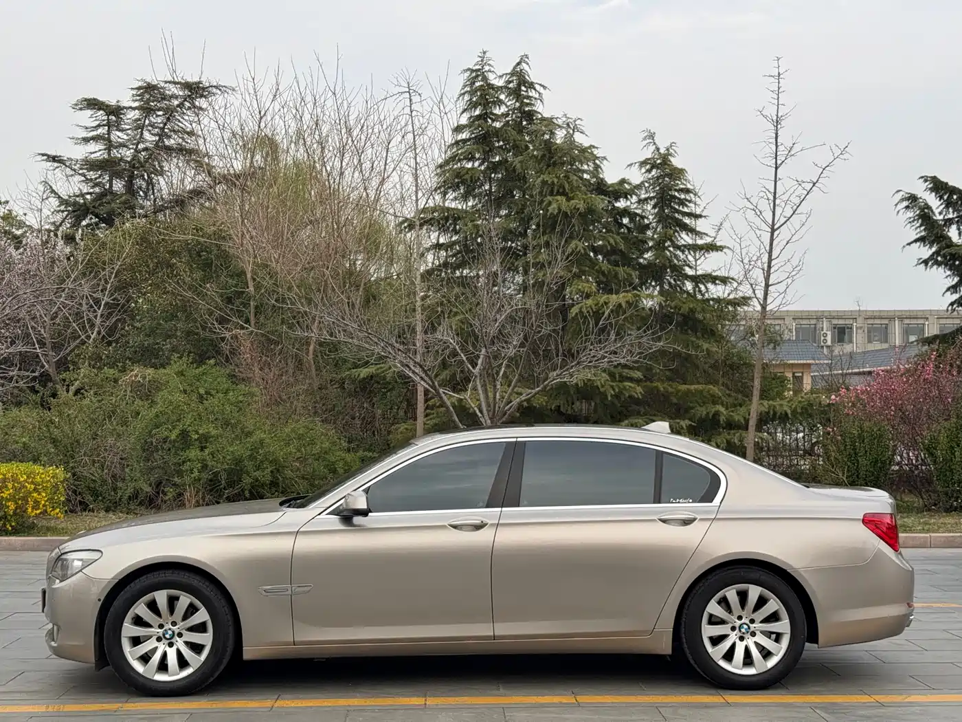 BMW 7 Series 2009 740Li Luxury фото 4